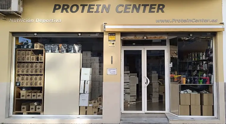 Fachada de Protein Center con el rótulo sobre la entrada