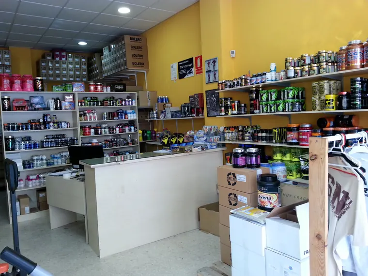 Interior de Protein Center en 2015, con estanterías y mostrador