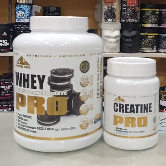 Botes de whey y creatina de la marca POWERPRO sobre el mostrador